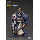 Figura de Warhammer 40k Ultramarines Captain en armadura azul y dorada.