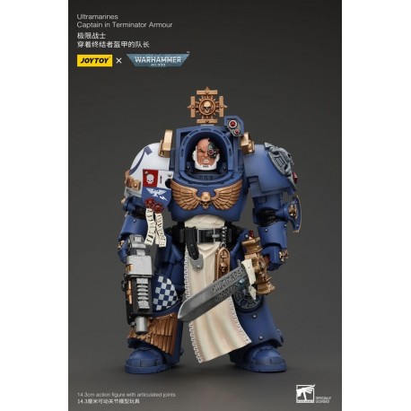 Figura de Warhammer 40k Ultramarines Captain en armadura azul y dorada.
