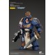 Figura de Warhammer 40k Ultramarines Captain en armadura azul y dorada.