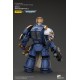 Figura de Warhammer 40k Ultramarines Captain en armadura azul y dorada.