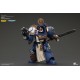 Figura de Warhammer 40k Ultramarines Captain en armadura azul y dorada.