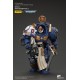 Figura de Warhammer 40k Ultramarines Captain en armadura azul y dorada.