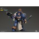 Figura de Warhammer 40k Ultramarines Captain en armadura azul y dorada.