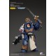 Figura de Warhammer 40k Ultramarines Captain en armadura azul y dorada.