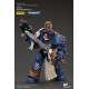 Figura de Warhammer 40k Ultramarines Captain en armadura azul y dorada.