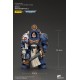 Figura de Warhammer 40k Ultramarines Captain en armadura azul y dorada.