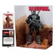 Estátua de Deadpool em traje cinza com quadrinho e diorama.