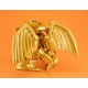 Estatua dorada de The Winged Dragon of Ra de Yu-Gi-Oh!