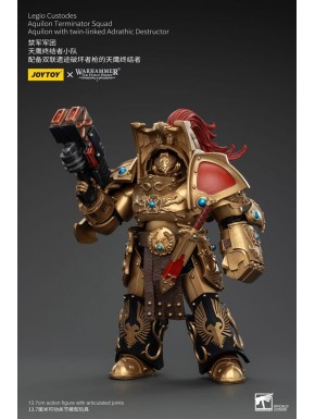 Figura Warhammer Legio Custodes Aquilon con armadura dorada y destructor.