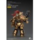 Figura Warhammer Legio Custodes Aquilon con armadura dorada y destructor.