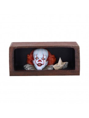Figura de Pennywise de 'It' con barco de papel en alcantarilla
