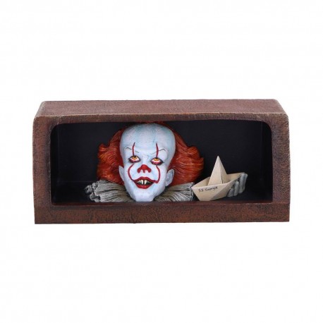 Figurine Pennywise de 'Ça' avec bateau en papier dans égout