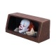 Figurine Pennywise de 'Ça' avec bateau en papier dans égout