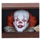 Figurine Pennywise de 'Ça' avec bateau en papier dans égout