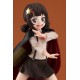 Estatua de PVC de Komekko de 15 cm con capa negra y botas naranjas.