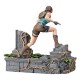 Estatua PVC Lara Croft Tomb Raider 24 cm sobre base de templo