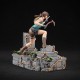 Estatua PVC Lara Croft Tomb Raider 24 cm sobre base de templo