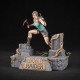 Estatua PVC Lara Croft Tomb Raider 24 cm sobre base de templo