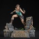 Estatua PVC Lara Croft Tomb Raider 24 cm sobre base de templo