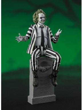Figura articulada de Beetlejuice con traje de rayas y accesorios.