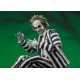 Figura articulada de Beetlejuice com terno listrado e acessórios.