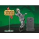 Figura articulada de Beetlejuice com terno listrado e acessórios.