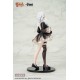 Estatua de idol virtual con vestido negro y detalles dorados