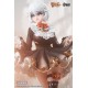 Estatua de idol virtual con vestido negro y detalles dorados