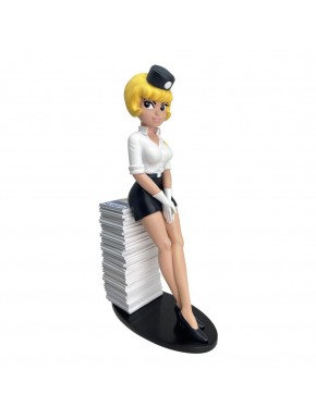 Estatua de Natacha Azafata sentada sobre revistas