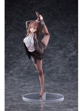 Estatua OL-chan en traje blanco, pose dinámica