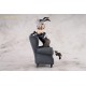 Estatua PVC Yi Ren Guan Bunny Ver. sobre sillón gris