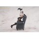 Estatua PVC Yi Ren Guan Bunny Ver. sobre sillón gris