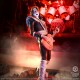 Statue de The Spaceman de Kiss avec guitare orange