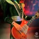 Statue de The Spaceman de Kiss avec guitare orange