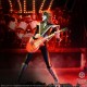 Statue de The Spaceman de Kiss avec guitare orange