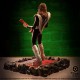 Statue de The Spaceman de Kiss avec guitare orange