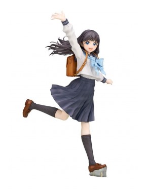 Estatua de Komichi Akebi en uniforme escolar