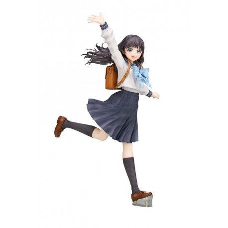 Estatua de Komichi Akebi en uniforme escolar