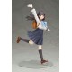 Estatua de Komichi Akebi en uniforme escolar