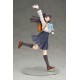 Estatua de Komichi Akebi en uniforme escolar