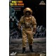 Figura First Men in the Moon com traje e capacete dourado.