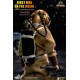 Figura First Men in the Moon com traje e capacete dourado.