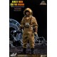 Figura First Men in the Moon com traje e capacete dourado.