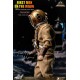 Figura First Men in the Moon com traje e capacete dourado.