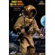 Figura First Men in the Moon com traje e capacete dourado.
