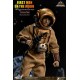 Figura First Men in the Moon com traje e capacete dourado.