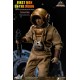 Figura First Men in the Moon com traje e capacete dourado.