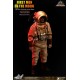 Figura First Men in the Moon com traje e capacete dourado.