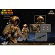 Figura First Men in the Moon com traje e capacete dourado.
