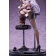 Statue de domestique avec oreilles de chat et pose séduisante